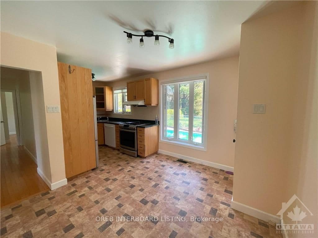2544 GRAVELLE Crescent photo 17