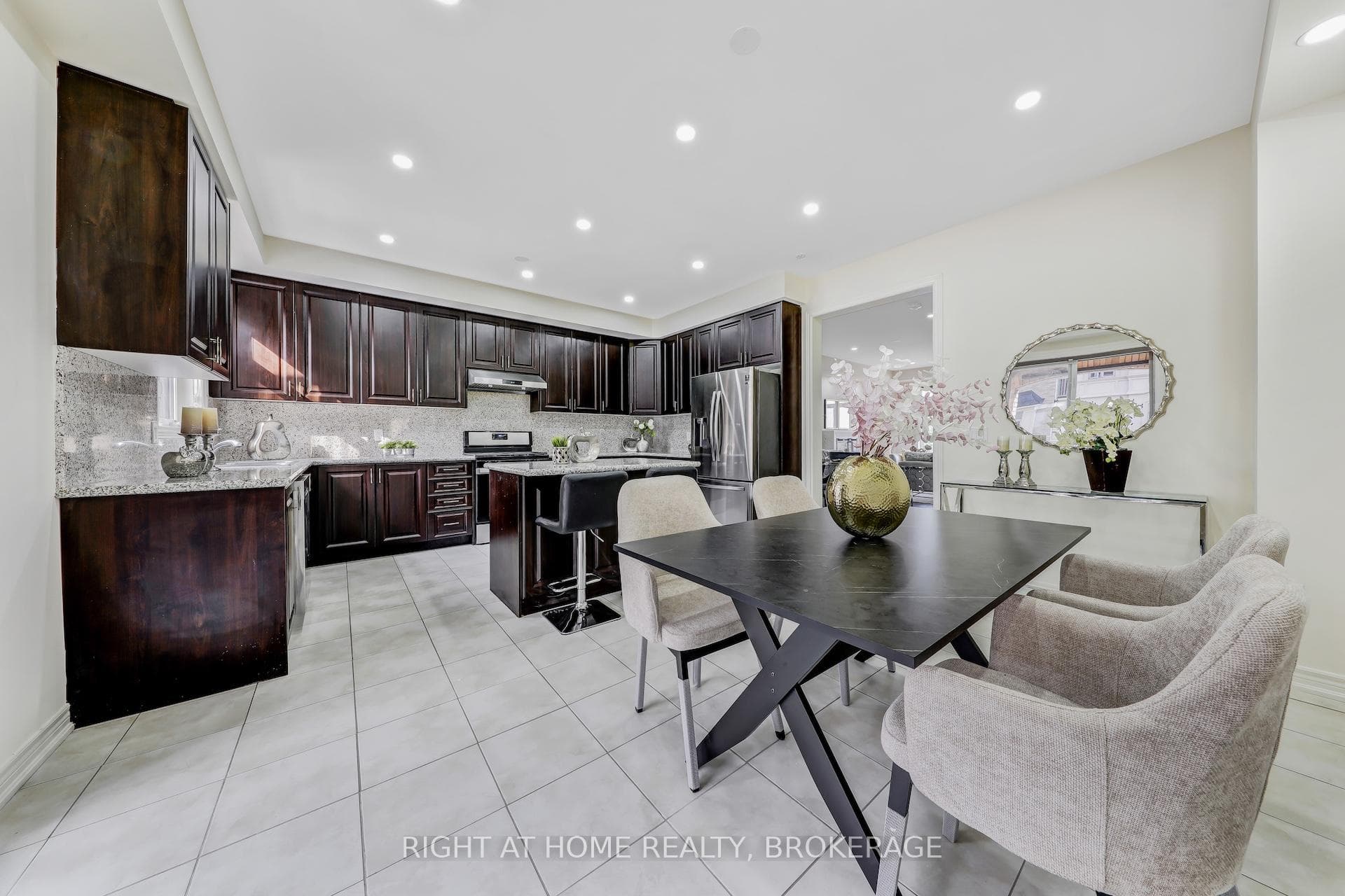 503 Dundas Street photo 12