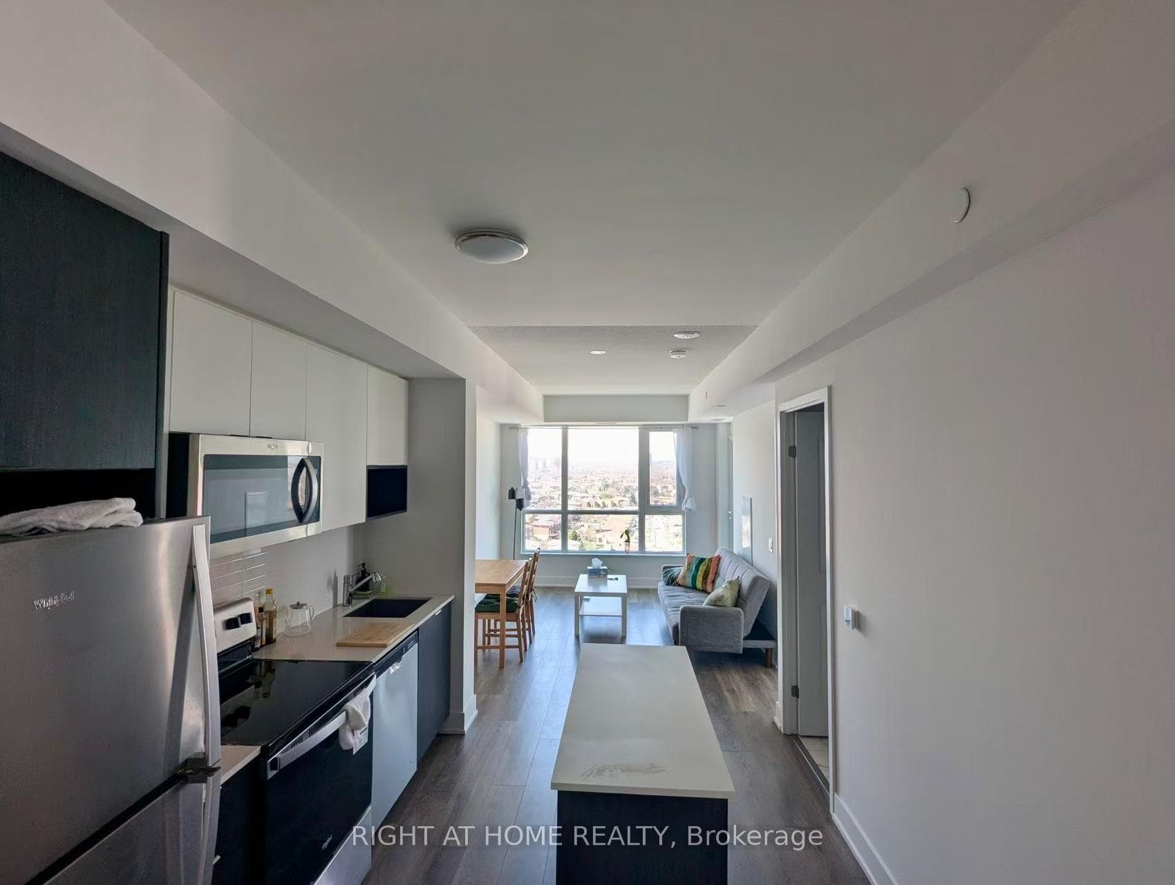 202 Burnhamthorpe Road Unit 1607 photo 3
