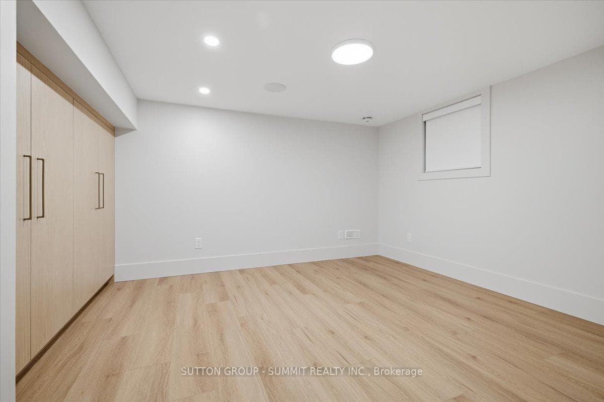 160 Allan Street photo 29