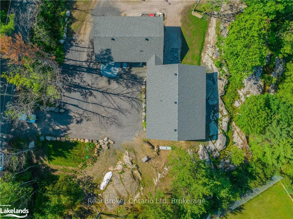 10 SMITH Crescent photo 3