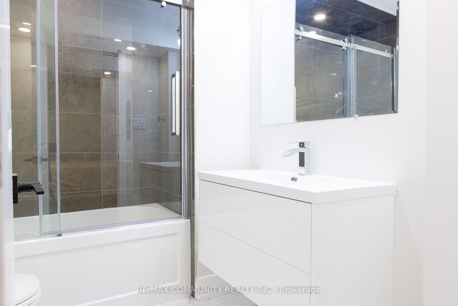 54 Mortimer Crescent photo 22