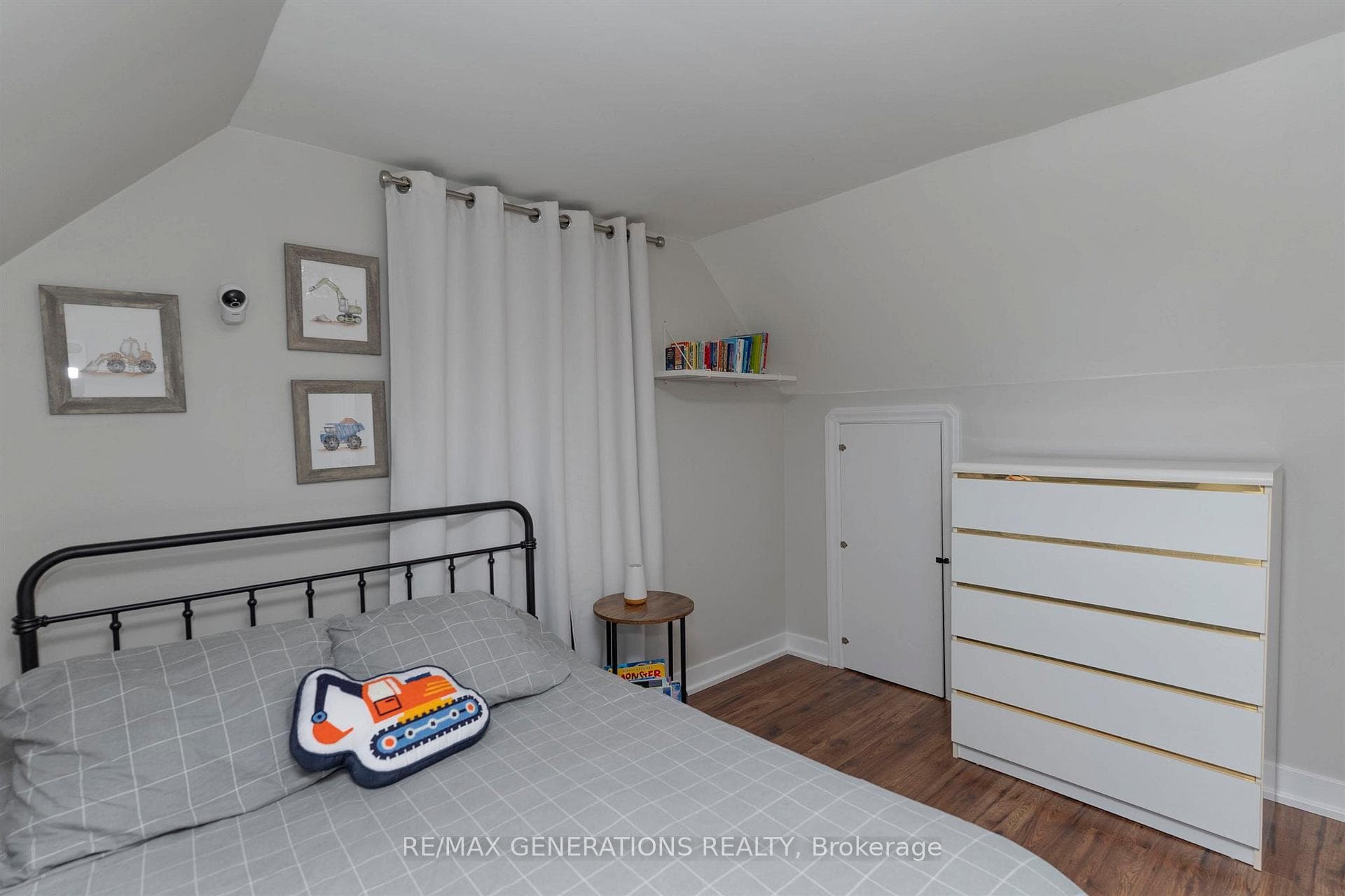 738 Bessie Avenue photo 18