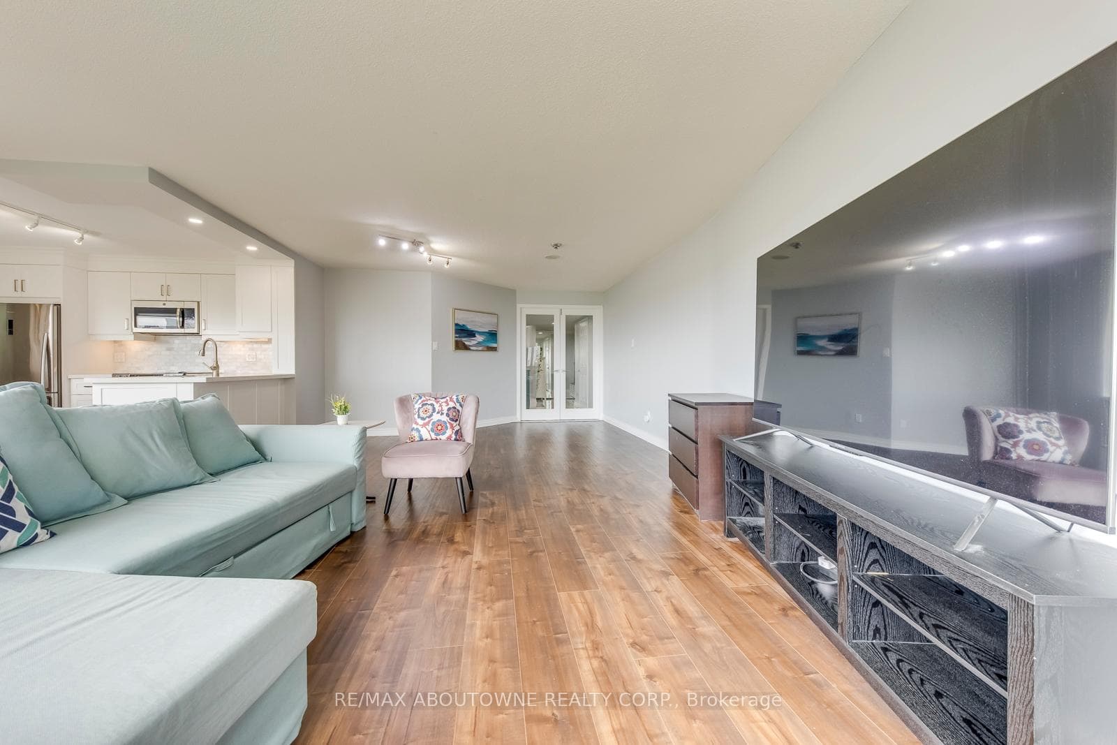 50 Eglinton Avenue Unit 907 photo 9