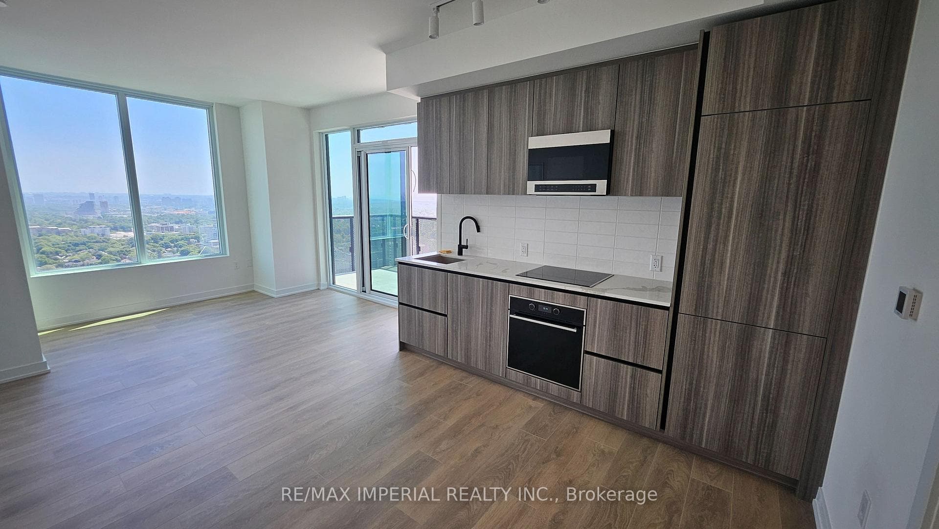 117 Broadway Avenue Unit 3311 N photo 2