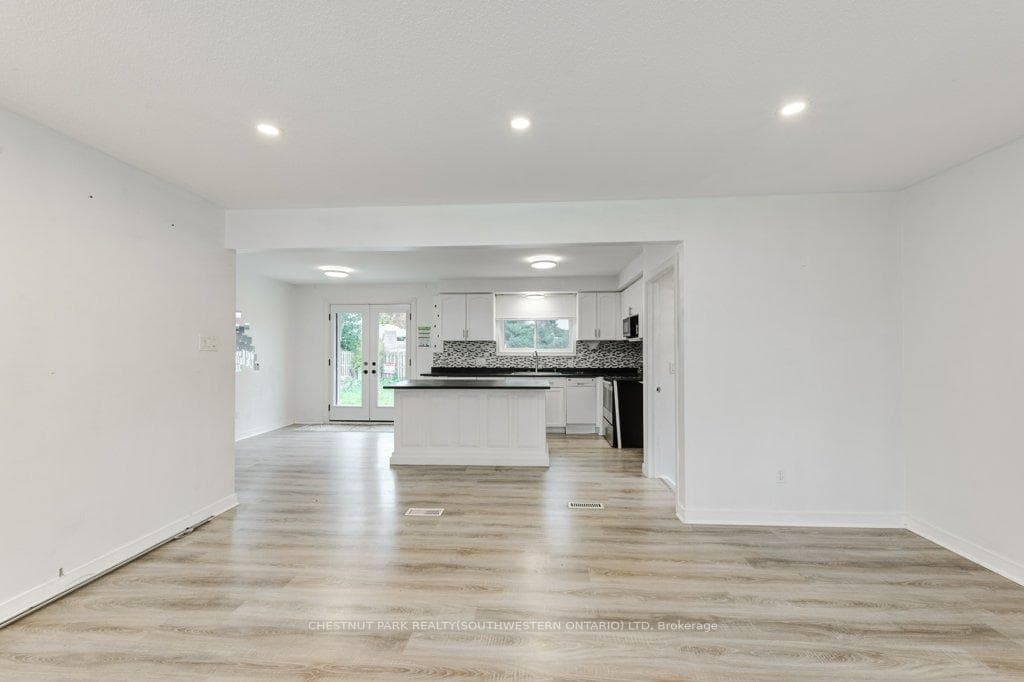 176 Wellesley Crescent photo 6