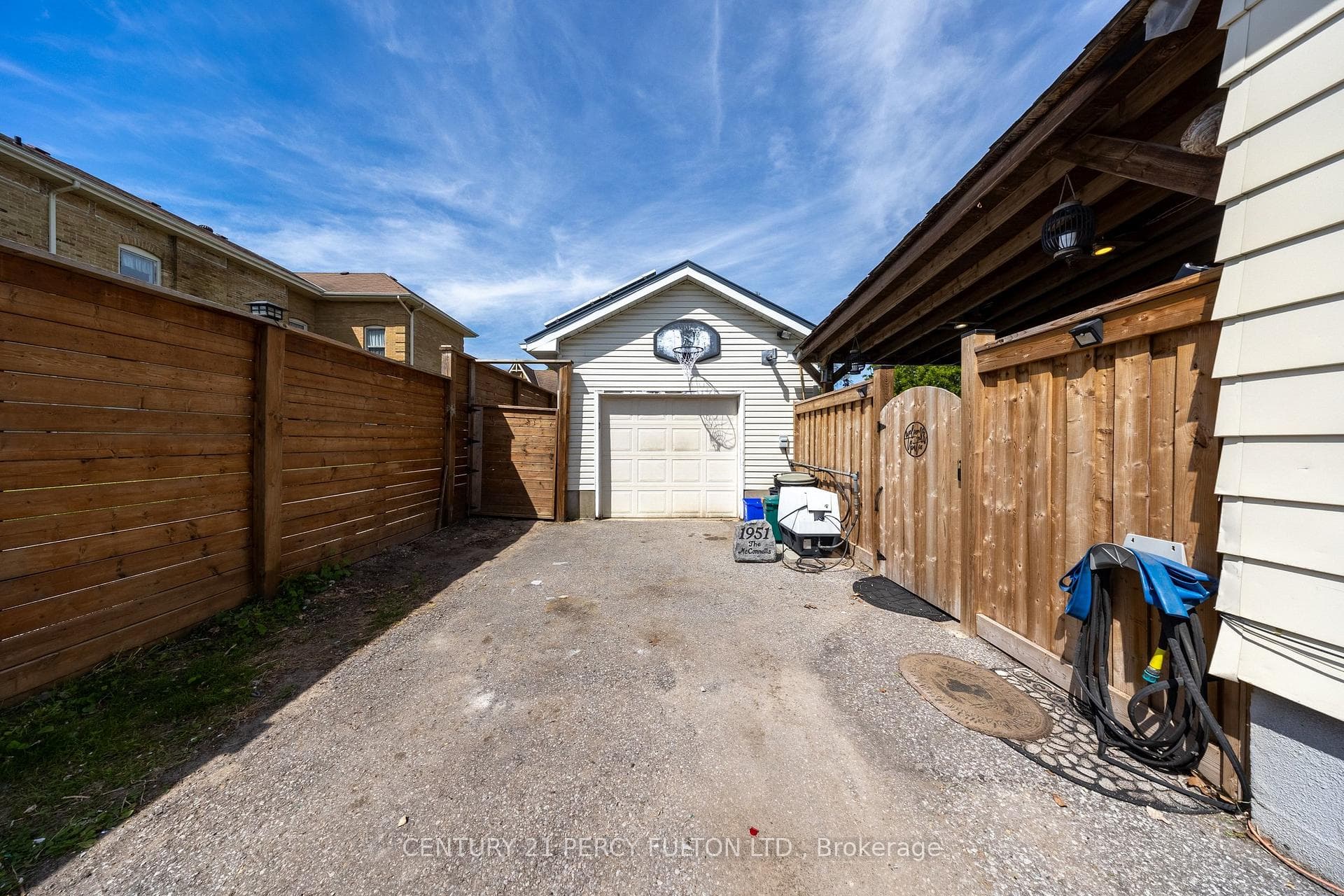 816 SIMCOE Street photo 27