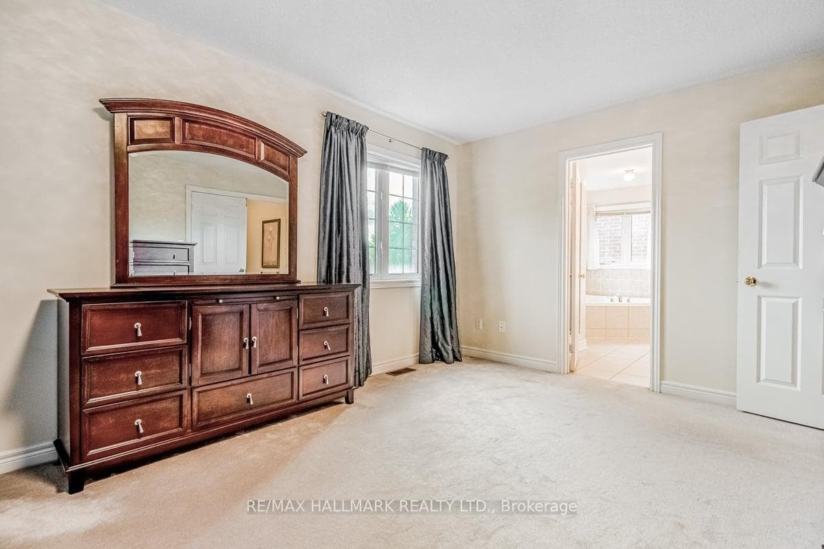 8 Laurentide Crescent photo 21