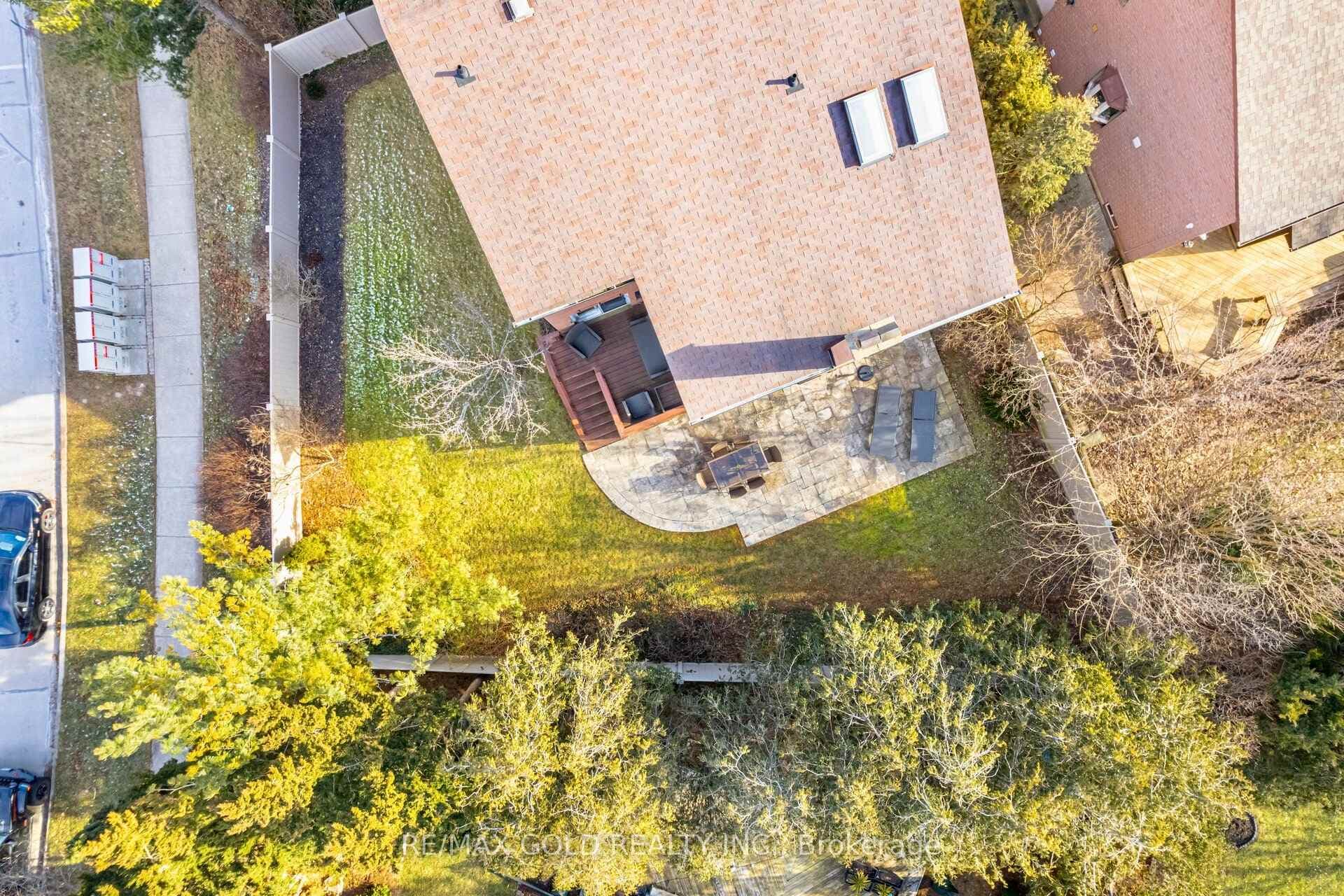 245 Romain Crescent photo 37
