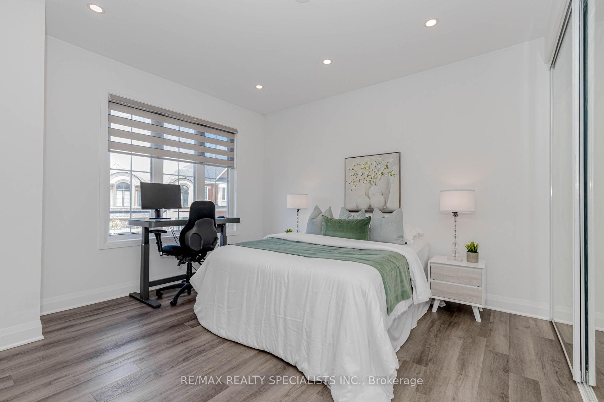 1411 Lobelia Crescent photo 38