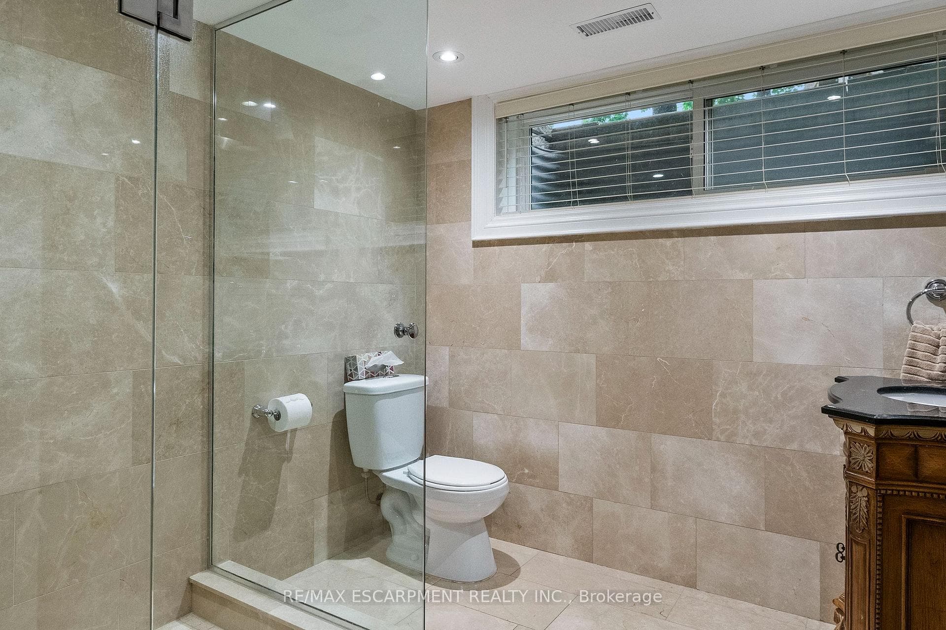 615 VANESSA Crescent photo 39