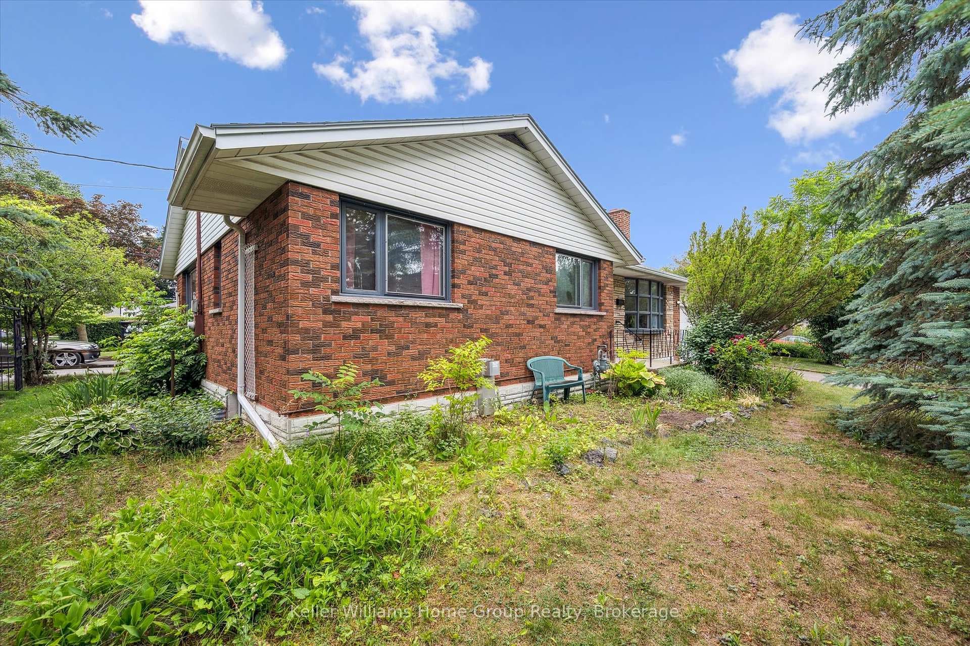 16 Eleanor Court photo 4