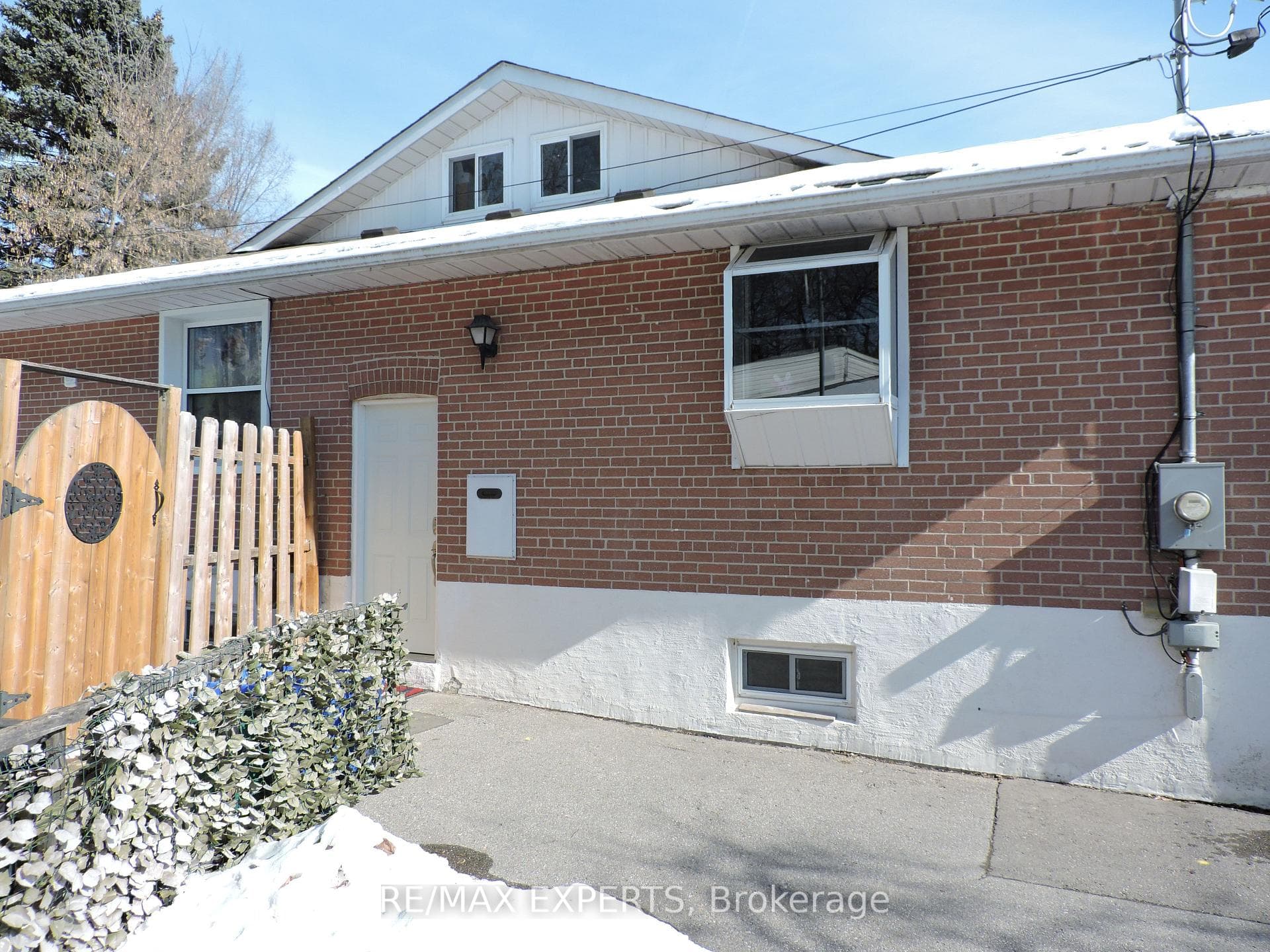 126 LONGFORD Drive photo 2