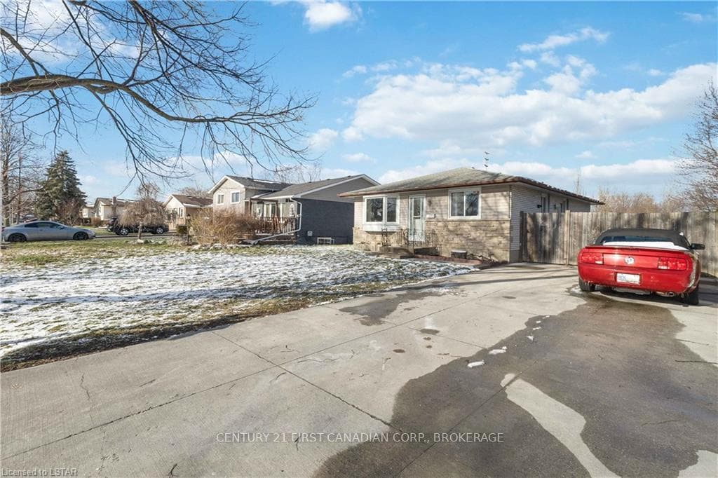 95 KINBURN Crescent photo 23