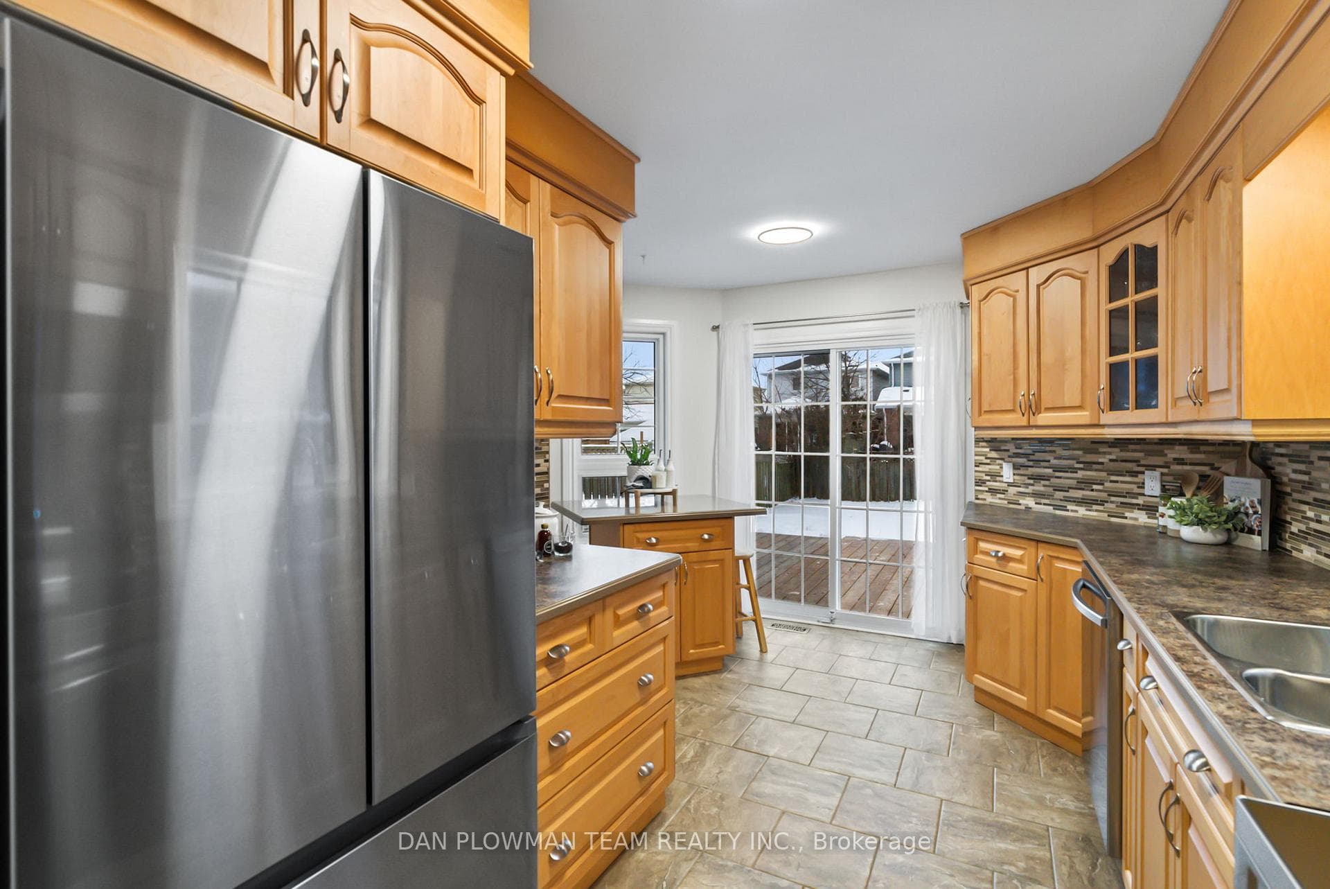 174 Adele Crescent photo 6