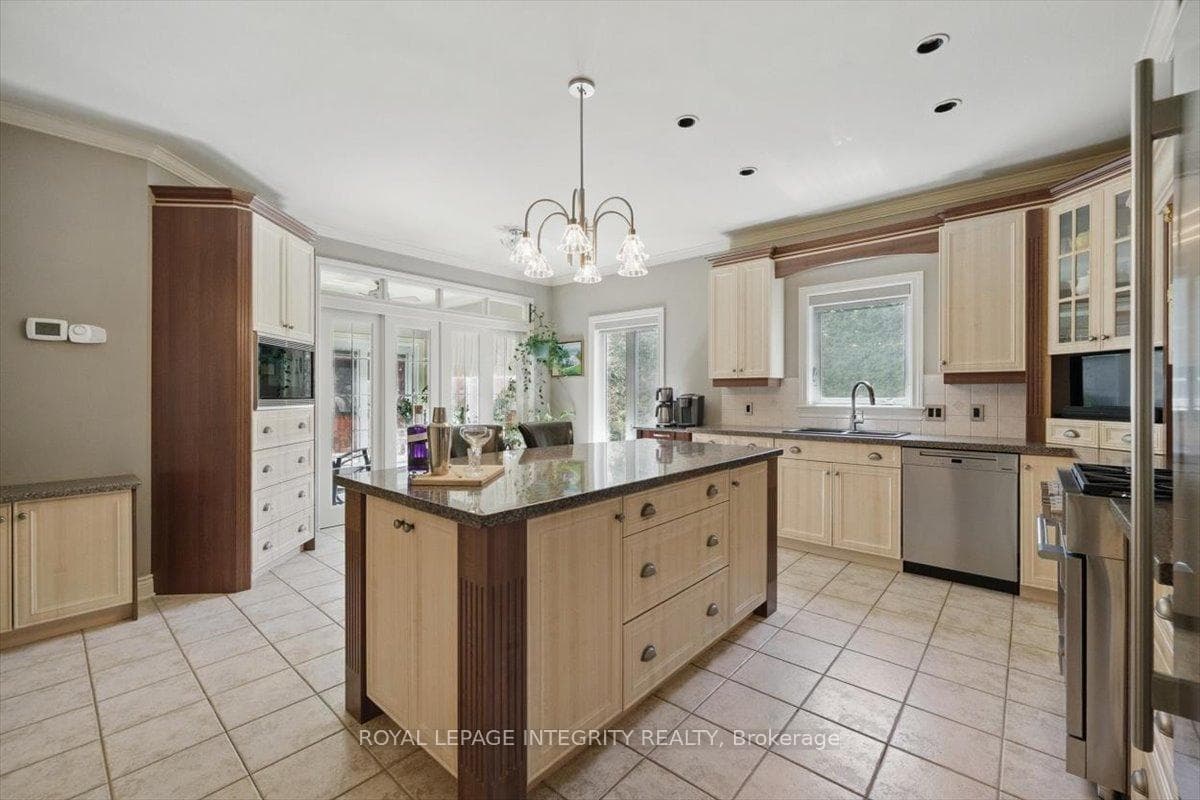 137 Beaumont Avenue photo 12