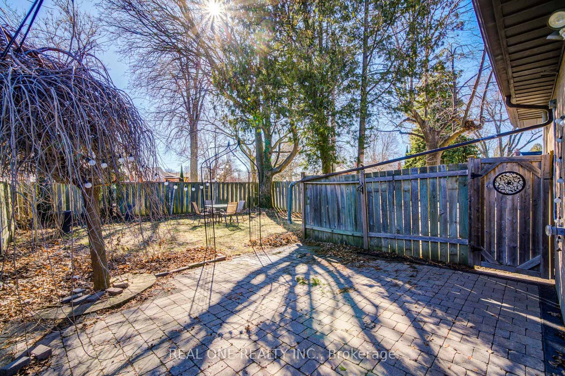 1 Barwell Crescent photo 32