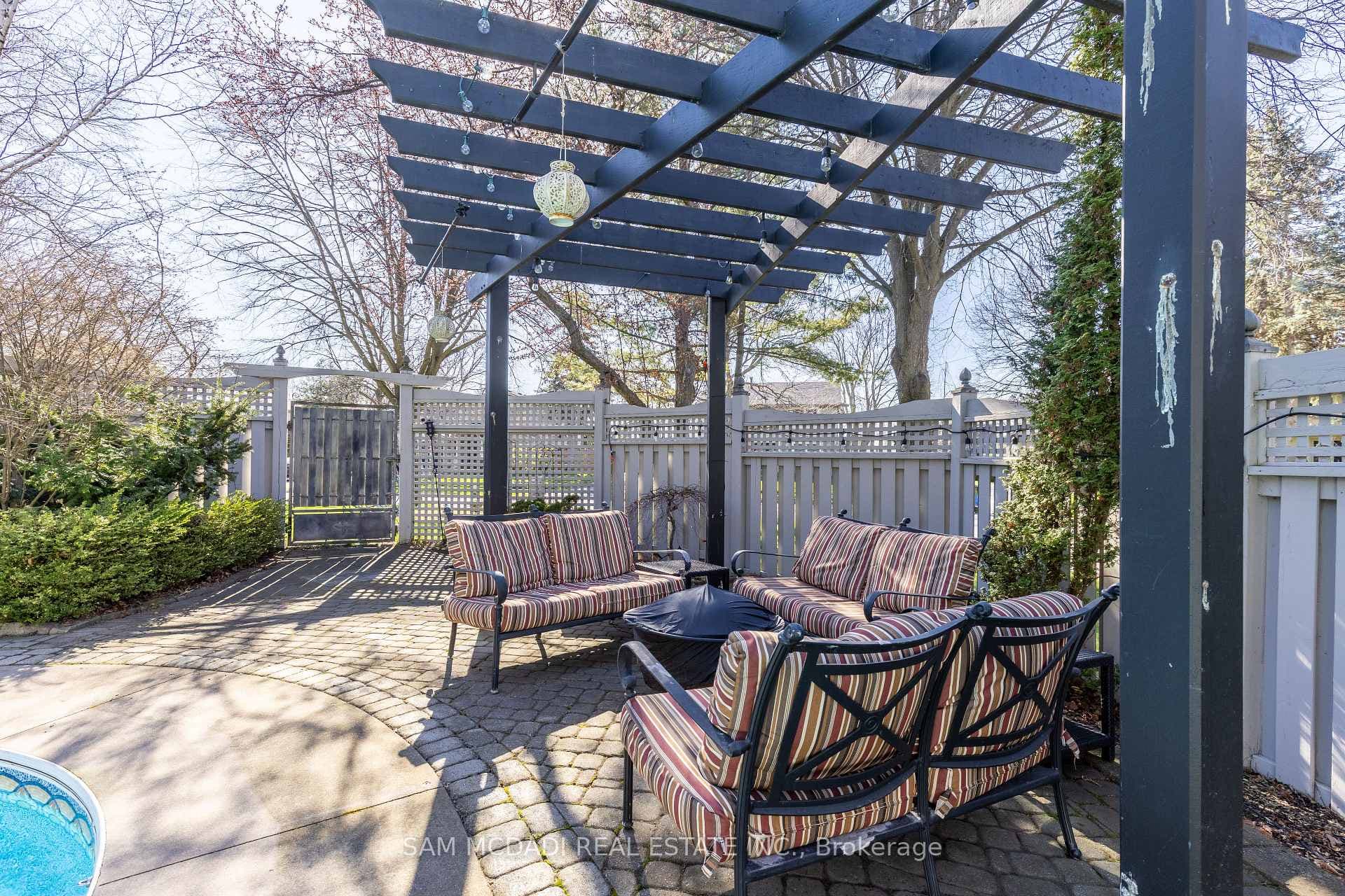 1135 Geran Crescent photo 38
