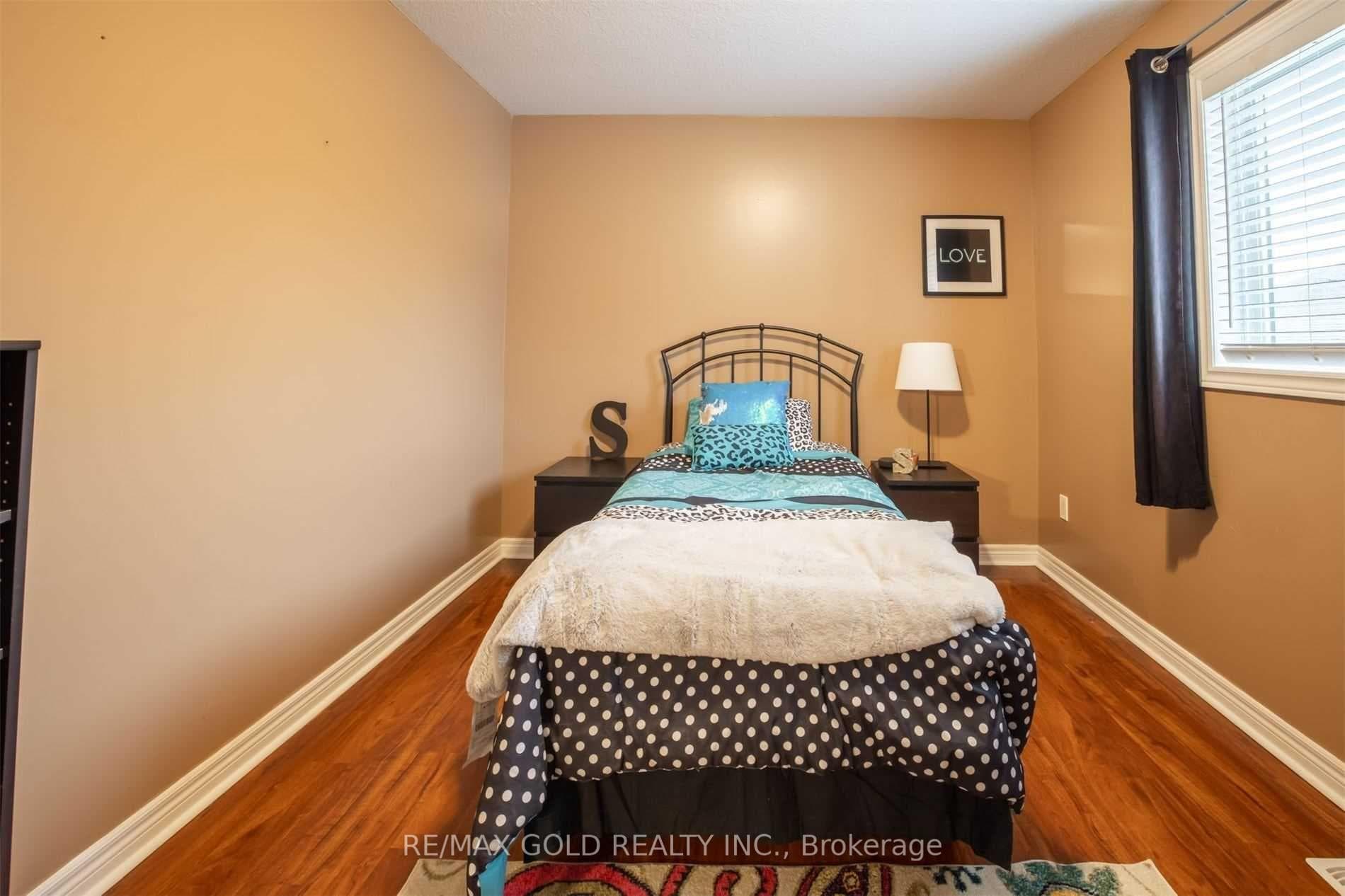 11 Rose Avenue photo 19