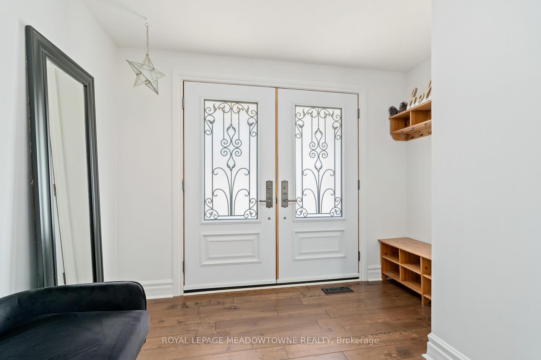 113 Irwin Crescent photo 6
