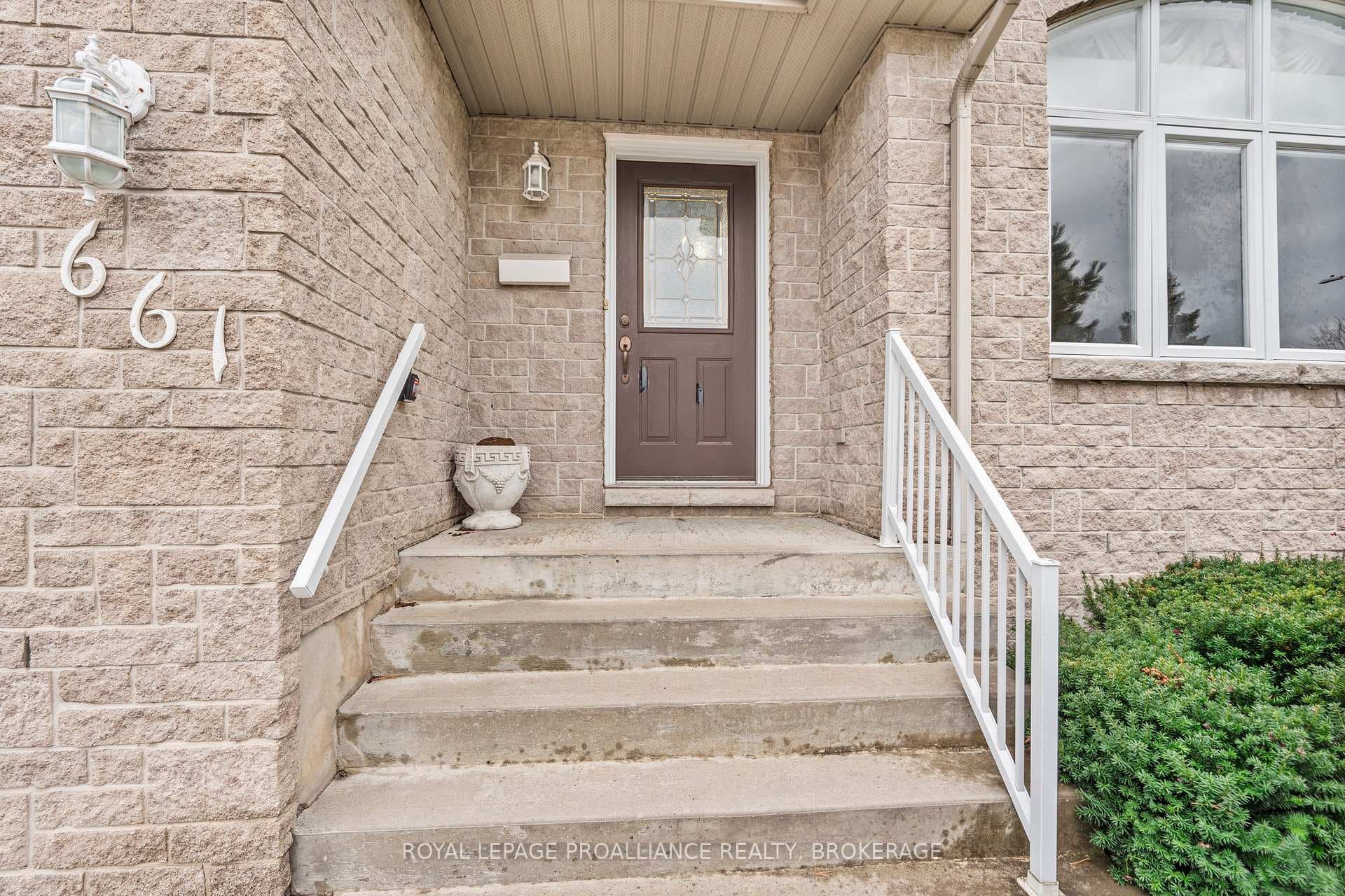661 Roosevelt Drive photo 4