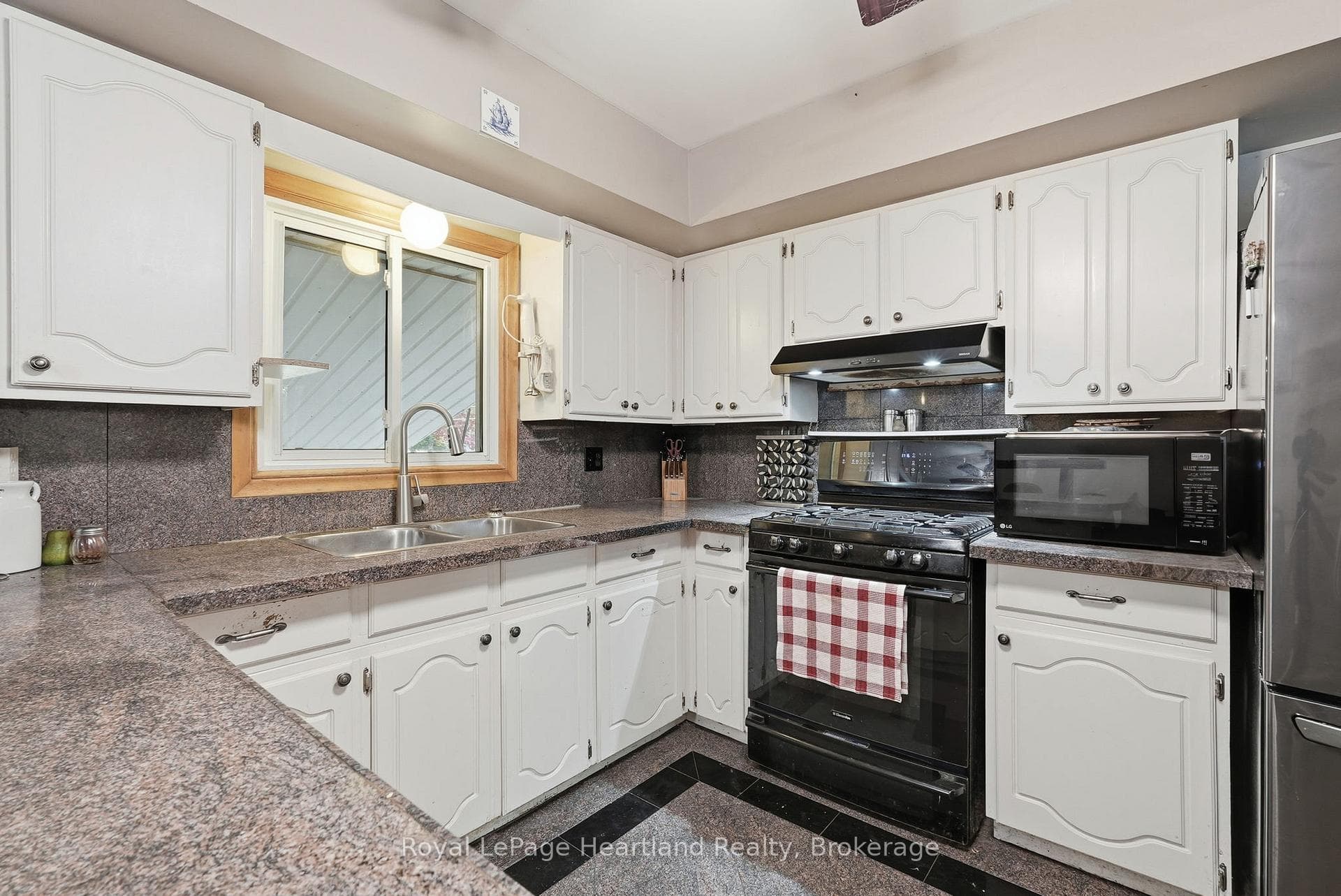 292 Wellington Street photo 8