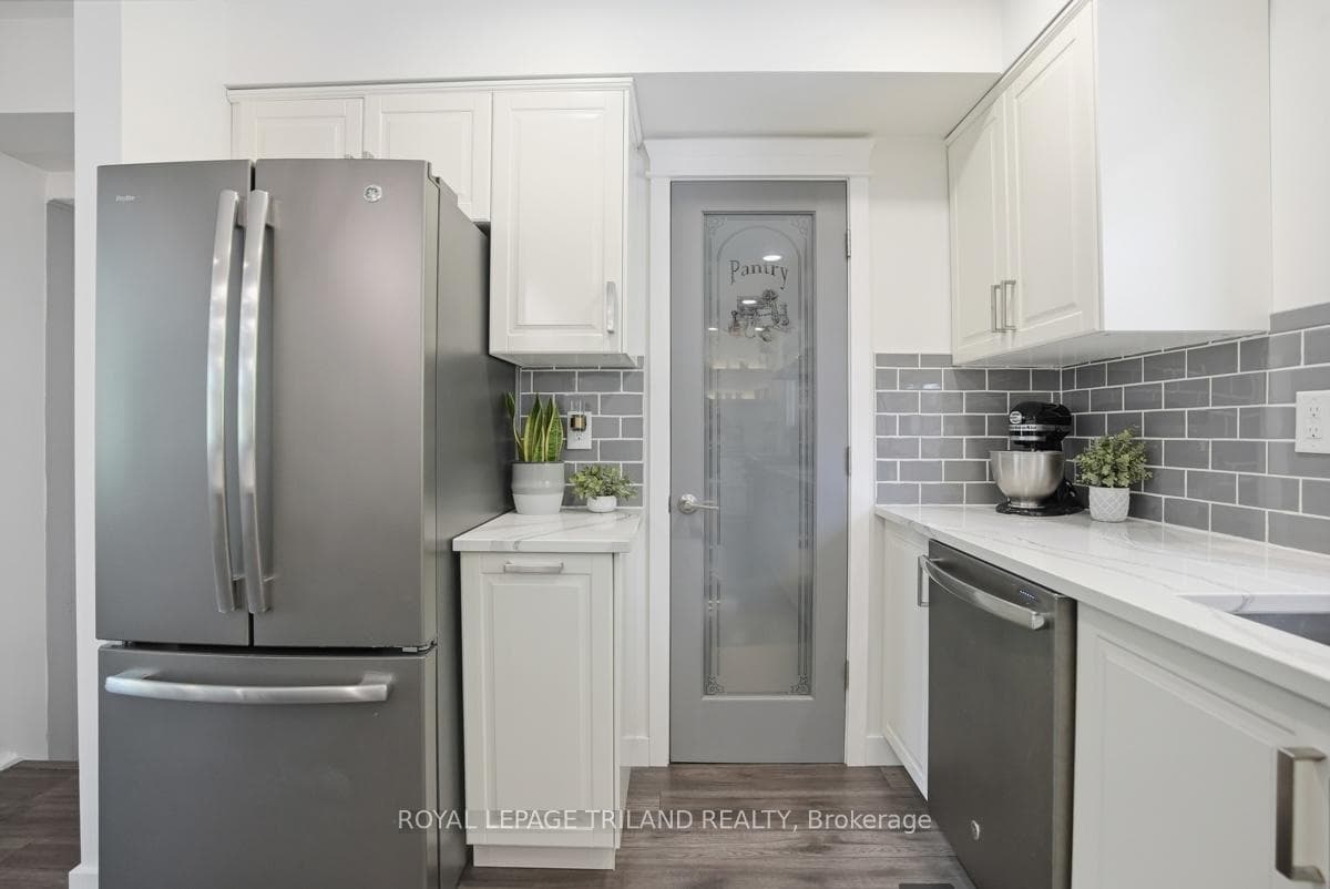 255 Highview Crescent photo 14