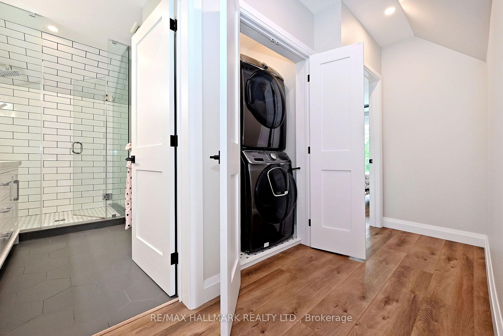 334 Stewart Street photo 31