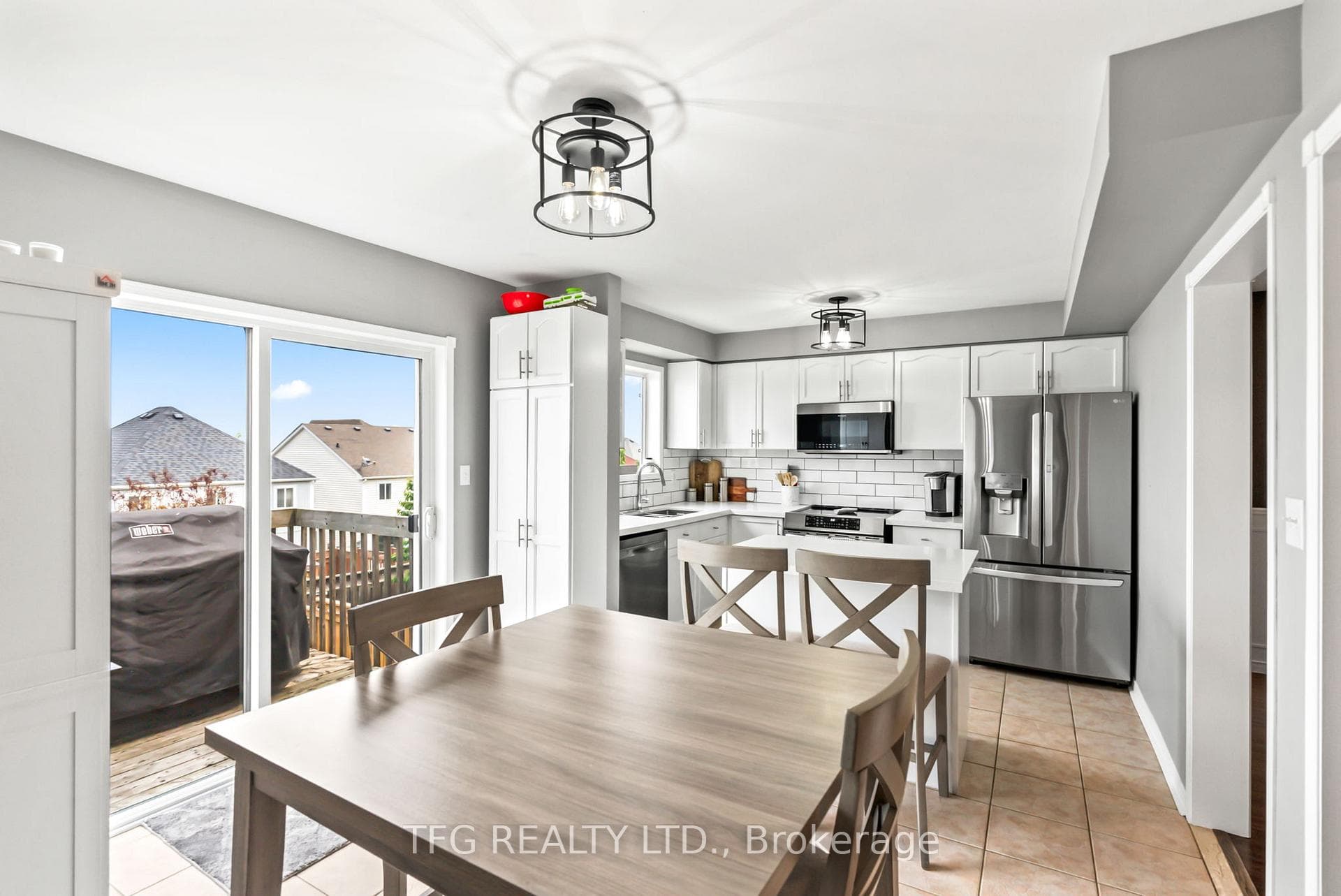 1187 Ashgrove Crescent photo 16