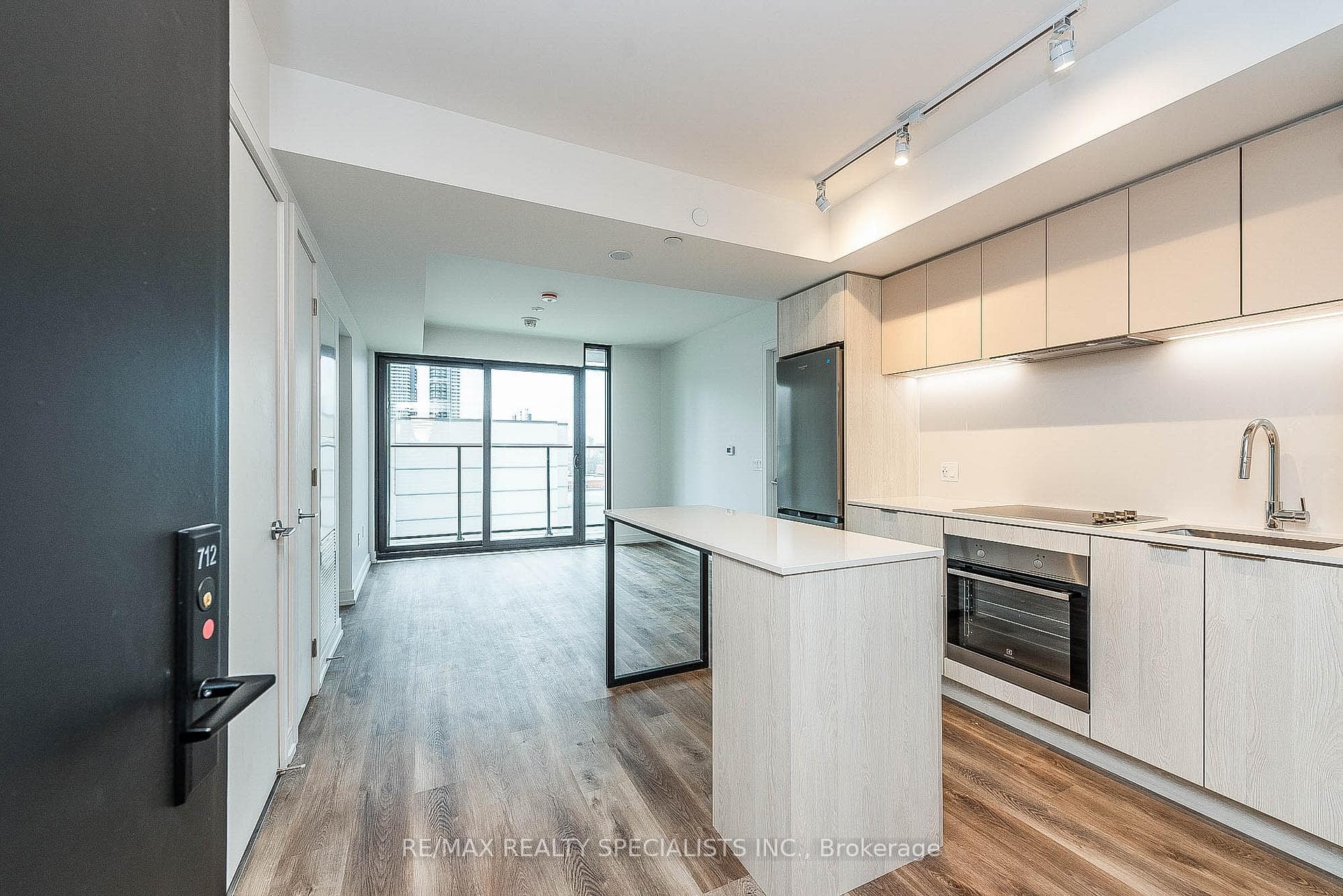 1 JARVIS Street Unit 712 photo 4