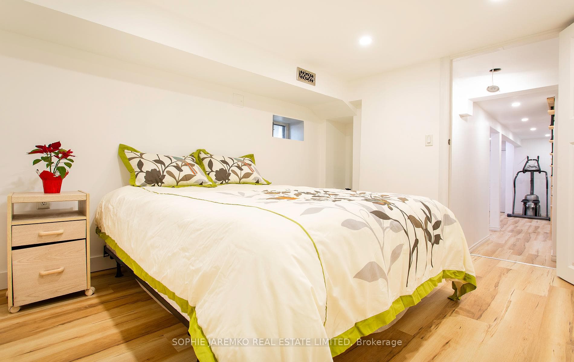 144 Eileen Avenue photo 37