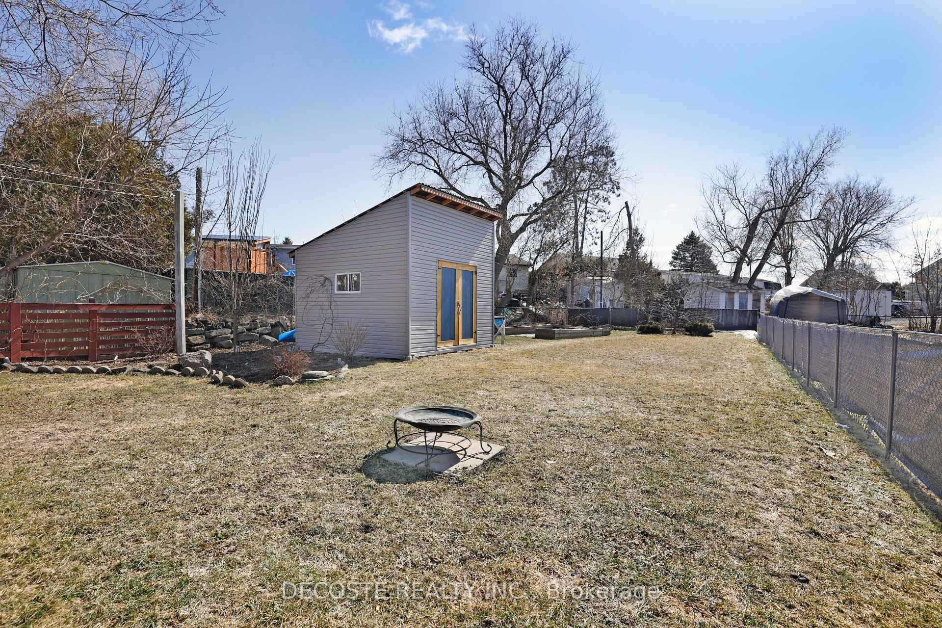 877 Queen Street photo 36