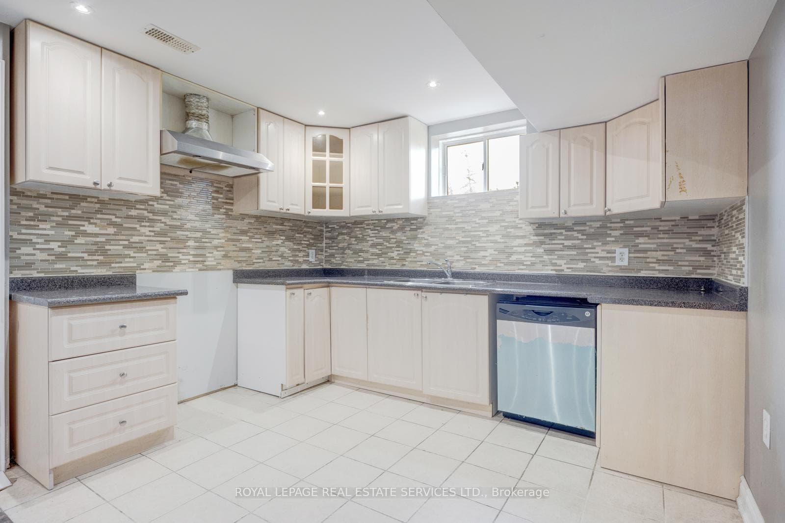 2 Riverstone Drive photo 36