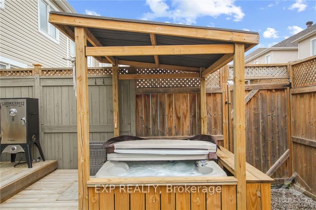 788 MAYFLY Crescent photo 28