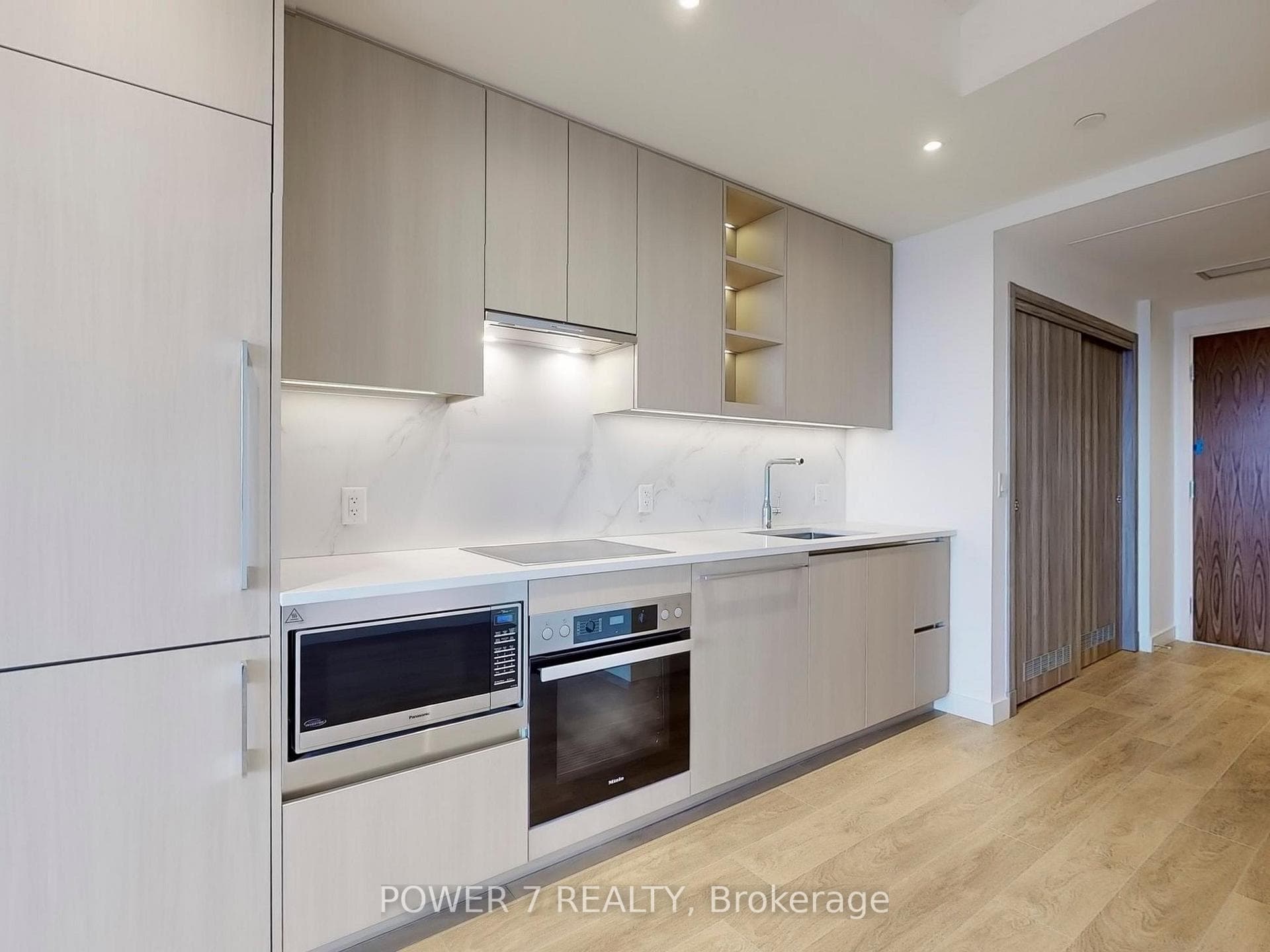 27 McMahon Drive Unit 2011 photo 2