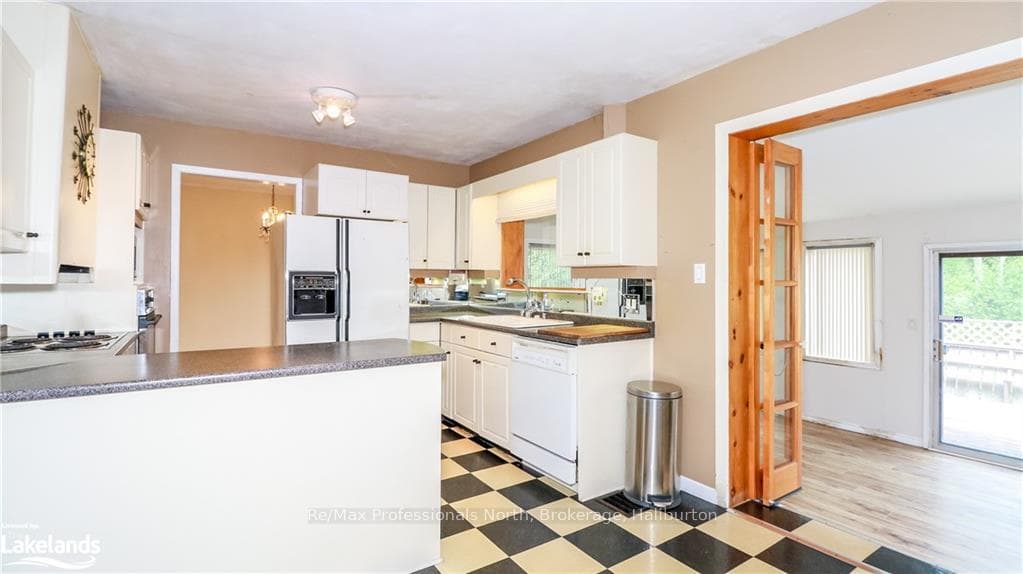 208 KENNETH Avenue photo 15
