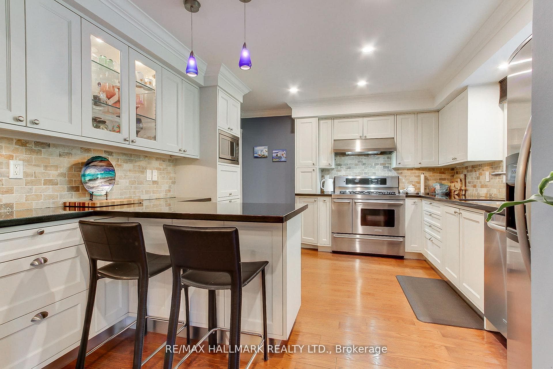 865 Arnold Crescent photo 13