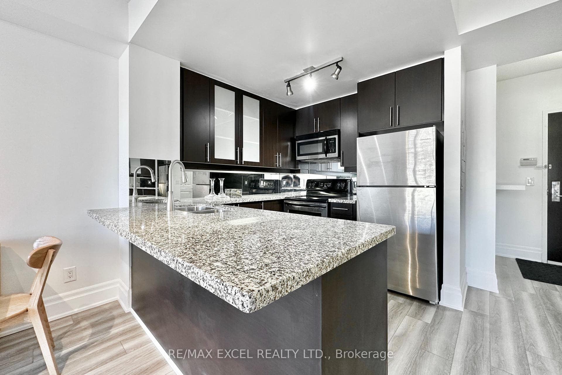 57 Upper Duke Crescent Unit 316 photo 10