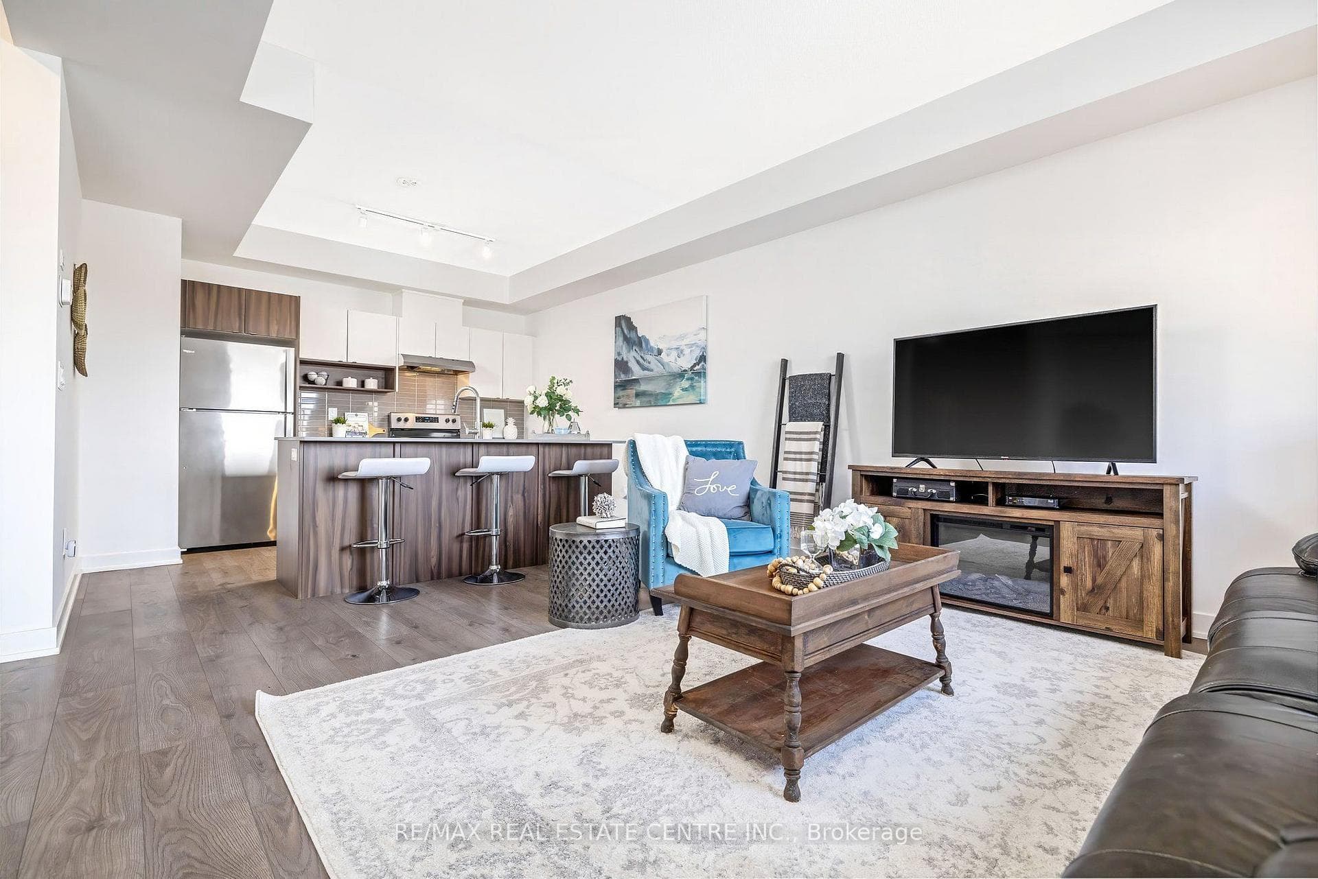 Open concept living/dining & kitchen