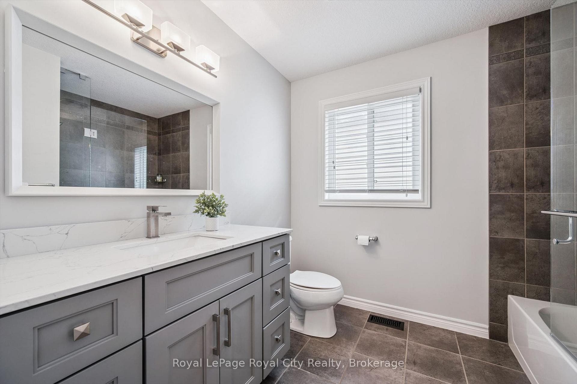 144 Kemp Crescent photo 27