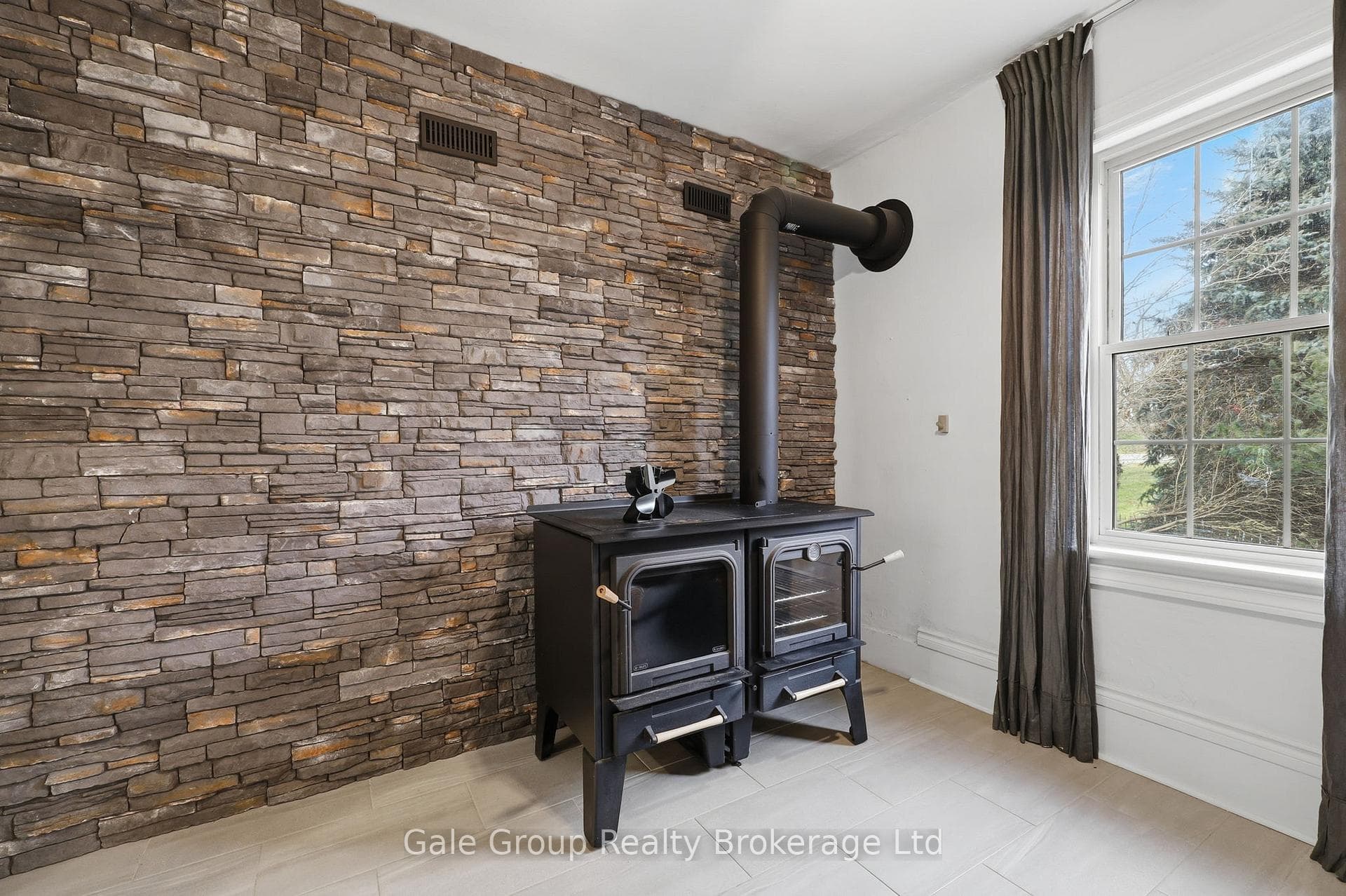 1349 Queen Street photo 18