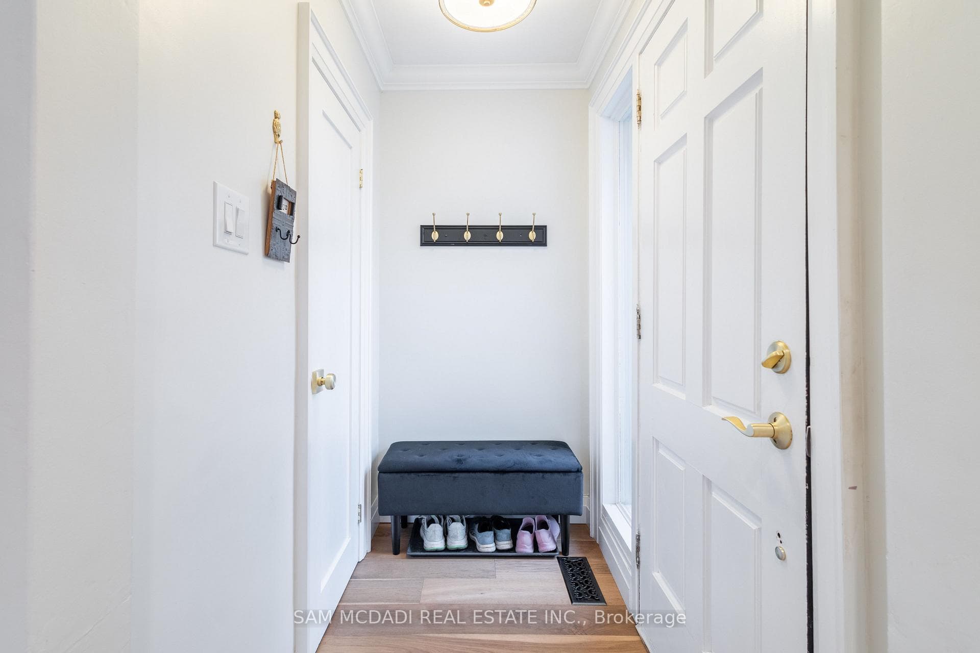 587 Unsworth Avenue photo 3