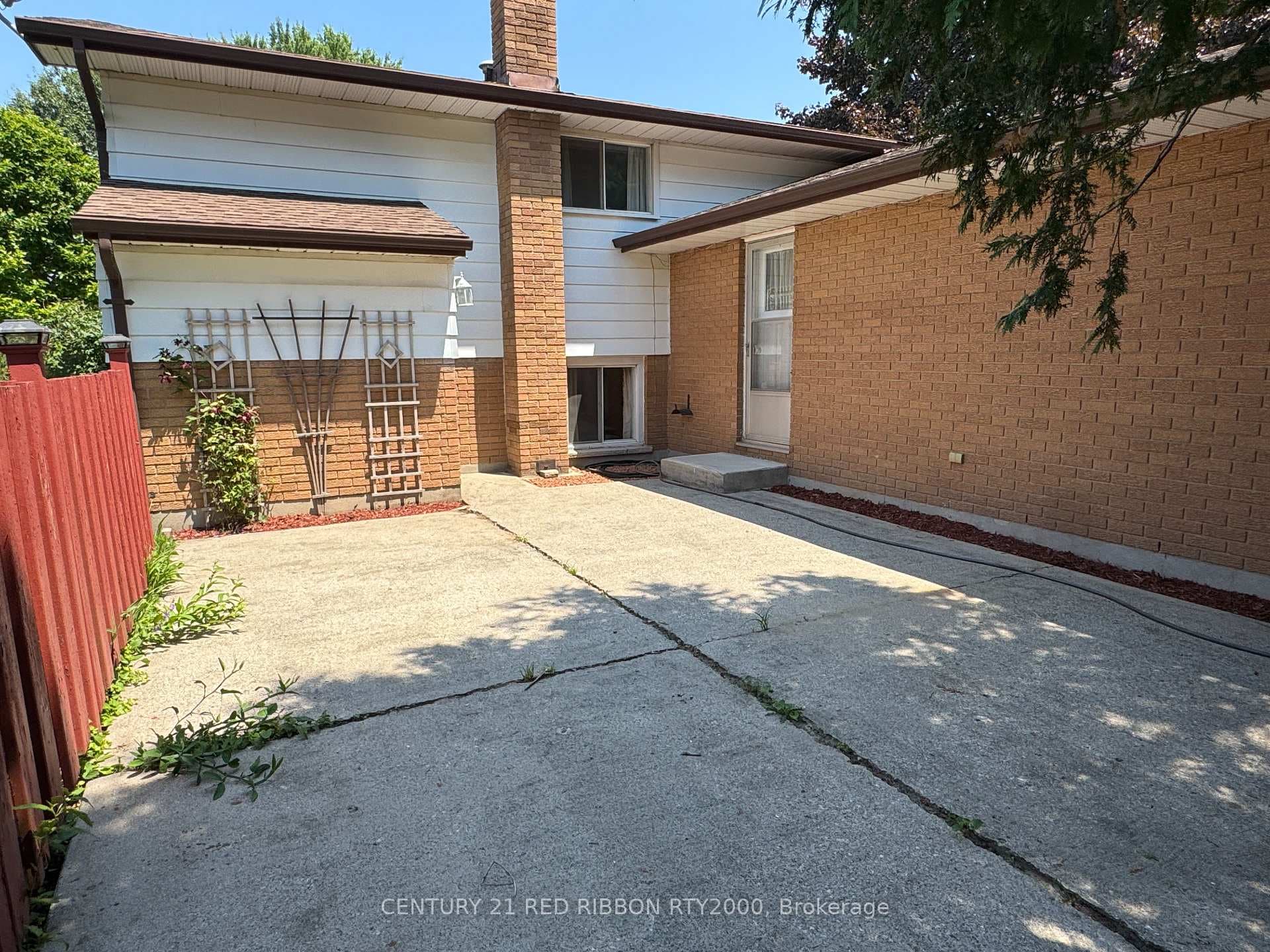 730 Glover Crescent photo 31