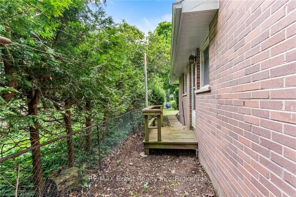 152 CAMPBELL Crescent photo 32