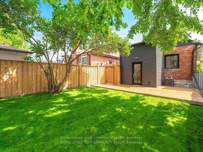 886 Runnymede Road photo 46