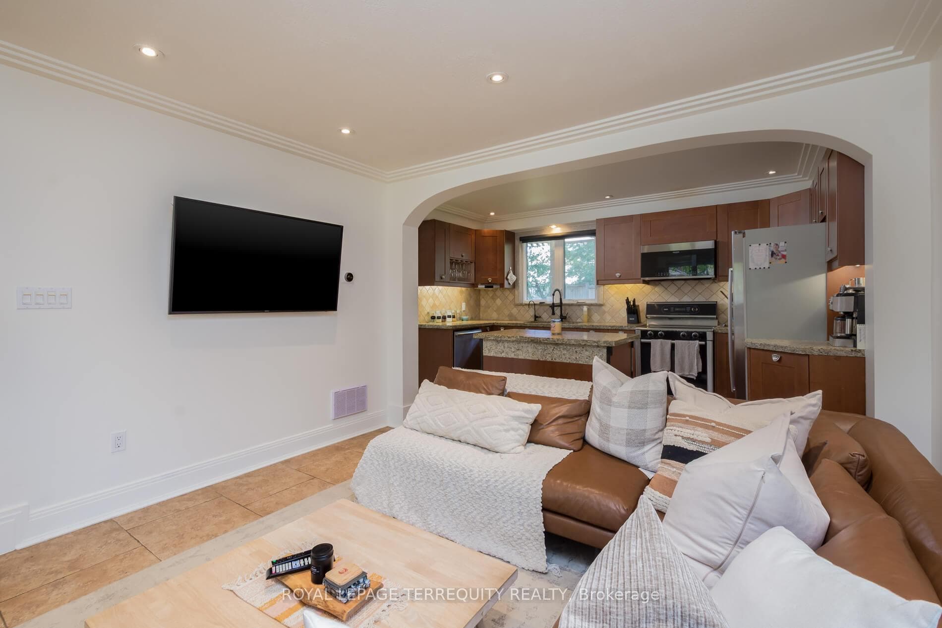 290 Manchester Drive photo 8