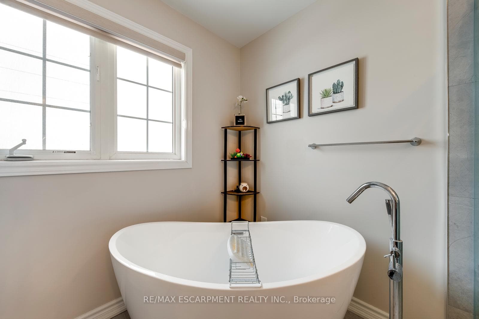 80 Beaverbrook Crescent photo 32