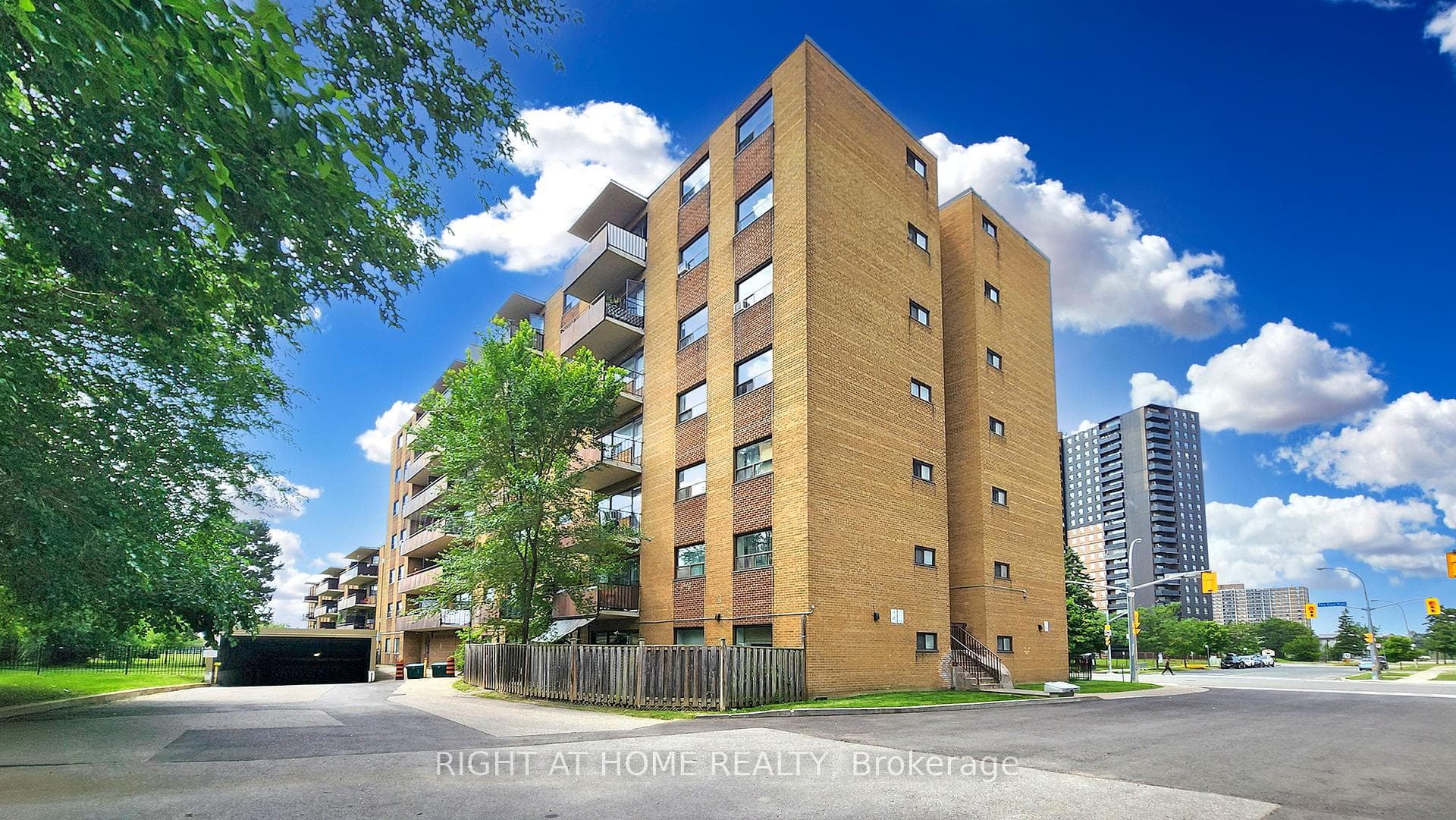 535 The East Mall Drive Unit 216 photo 2