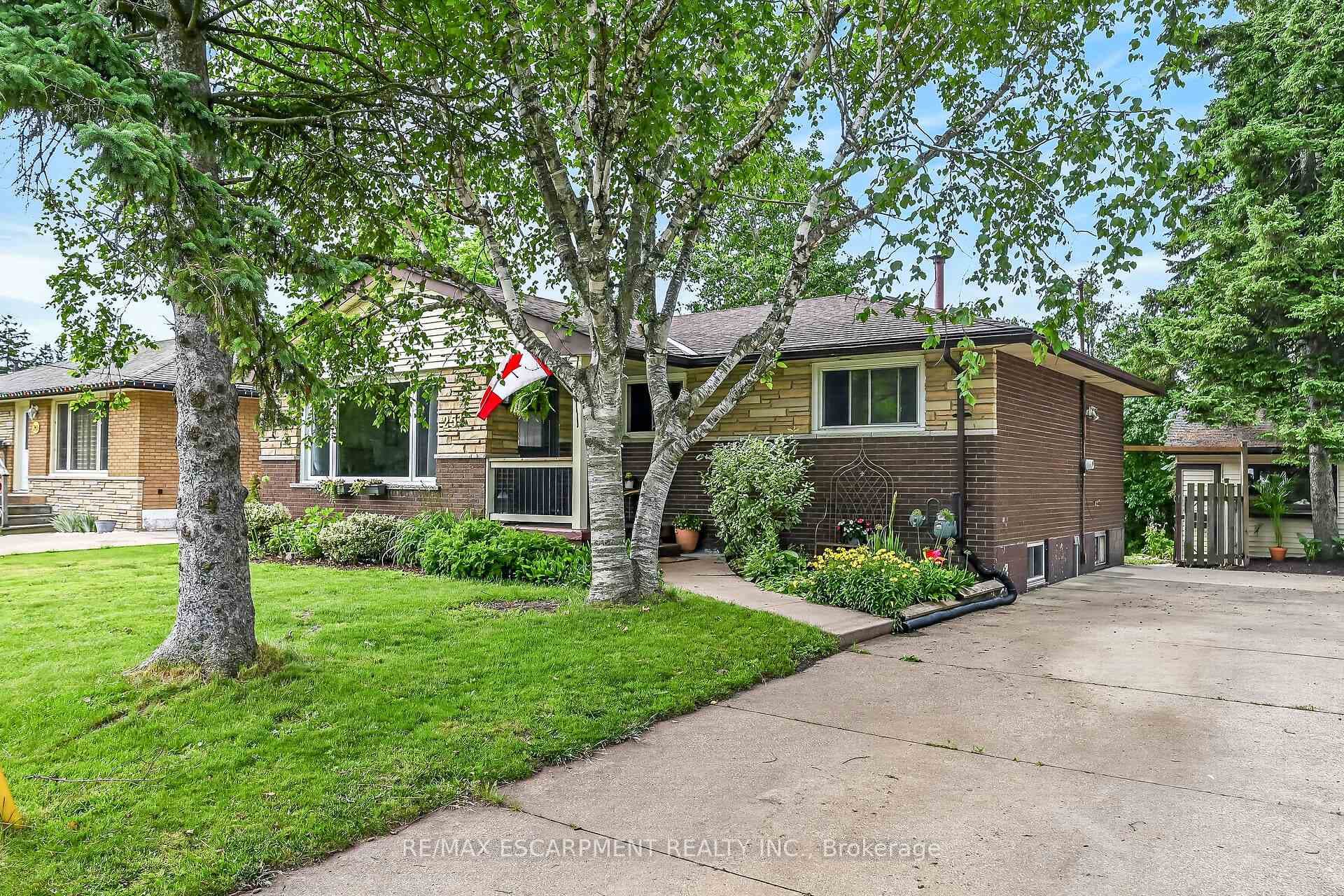 251 Mackenzie Crescent photo 2