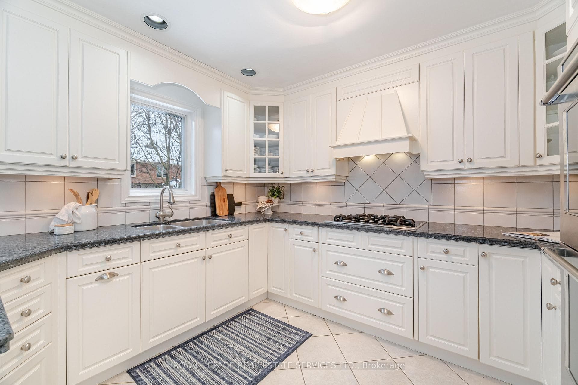1305 Mapleridge Crescent photo 8